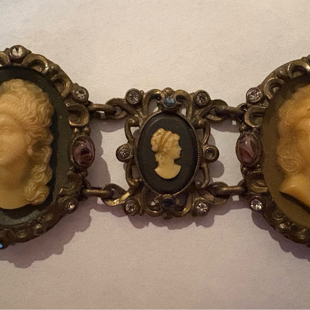 Vintage signed Sweet Romance  USA cameo bracelet